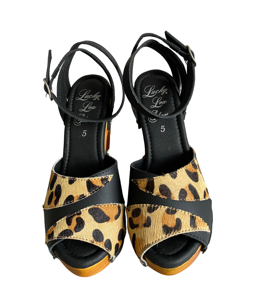 Cherry Blossom - i svart läder och leopardpäls