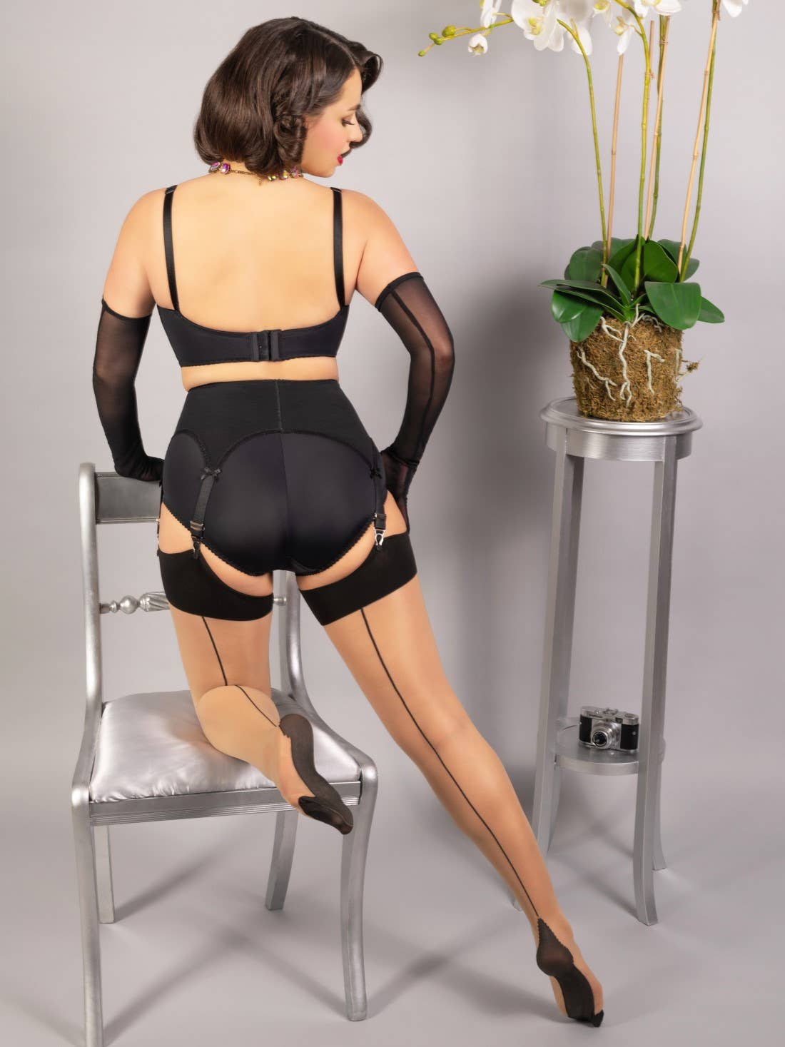 Kontrastsömmade strumpor Champagne med svart söm.