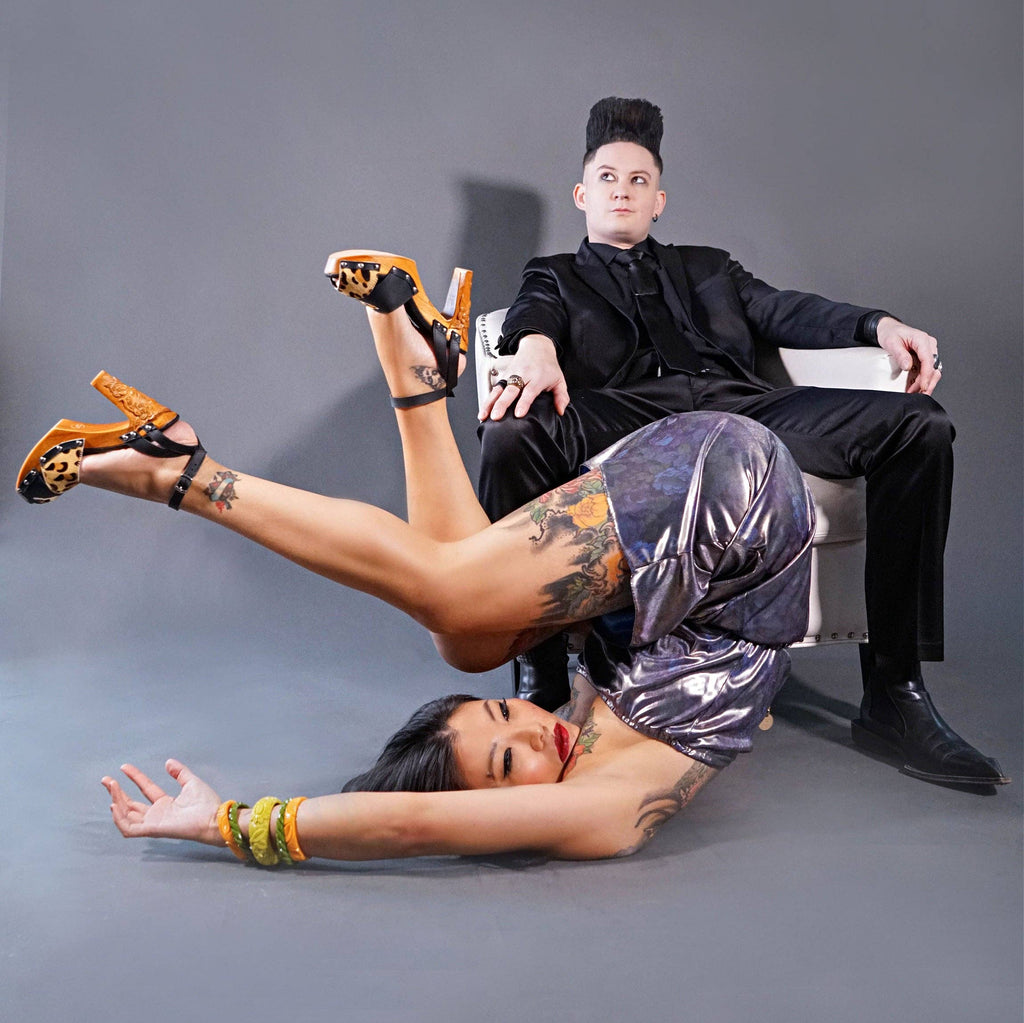 Cherry Blossom - i svart läder och leopardpäls